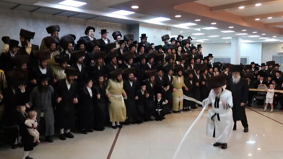 האדמו"ר מקרעטשניף סיגעט בריקוד מצווה טאנץ בשמחה האחרונה לחייו - לפני כחודש