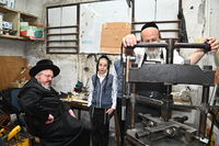 הרה"צ רבי אהרן מרדכי רוקח בביקור במפעל תפילין בבני ברק (אילוסטרציה)