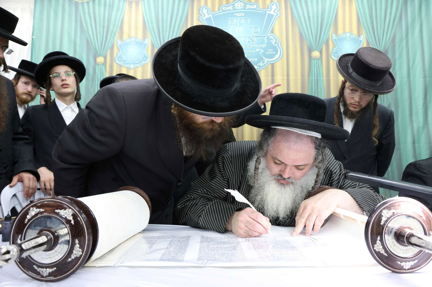 הכנסת ס"ת לביהמ"ד קהל חסידי ירושלים בבית שמש 