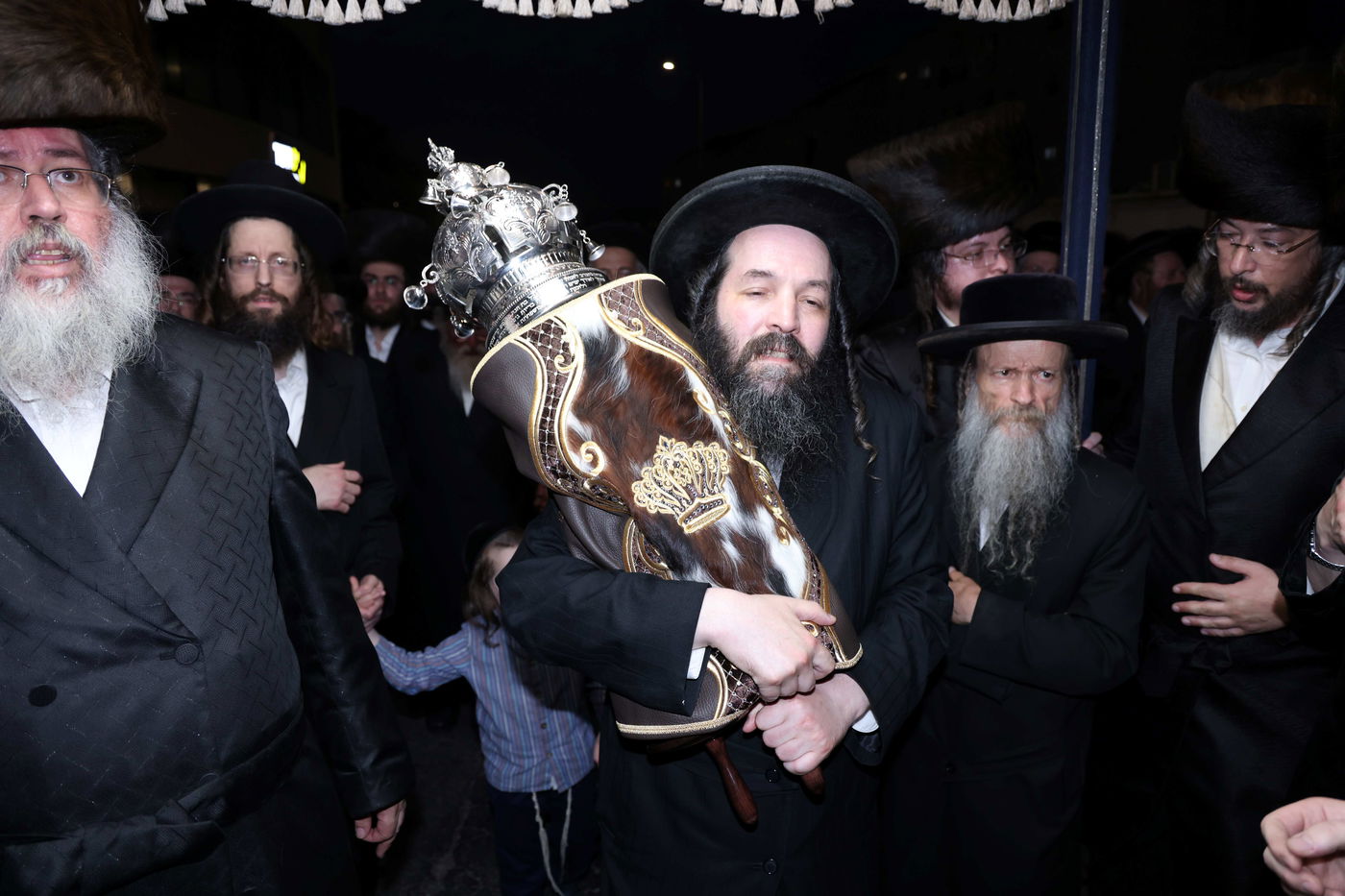 הכנסת ס"ת לביהמ"ד קהל חסידי ירושלים בבית שמש 