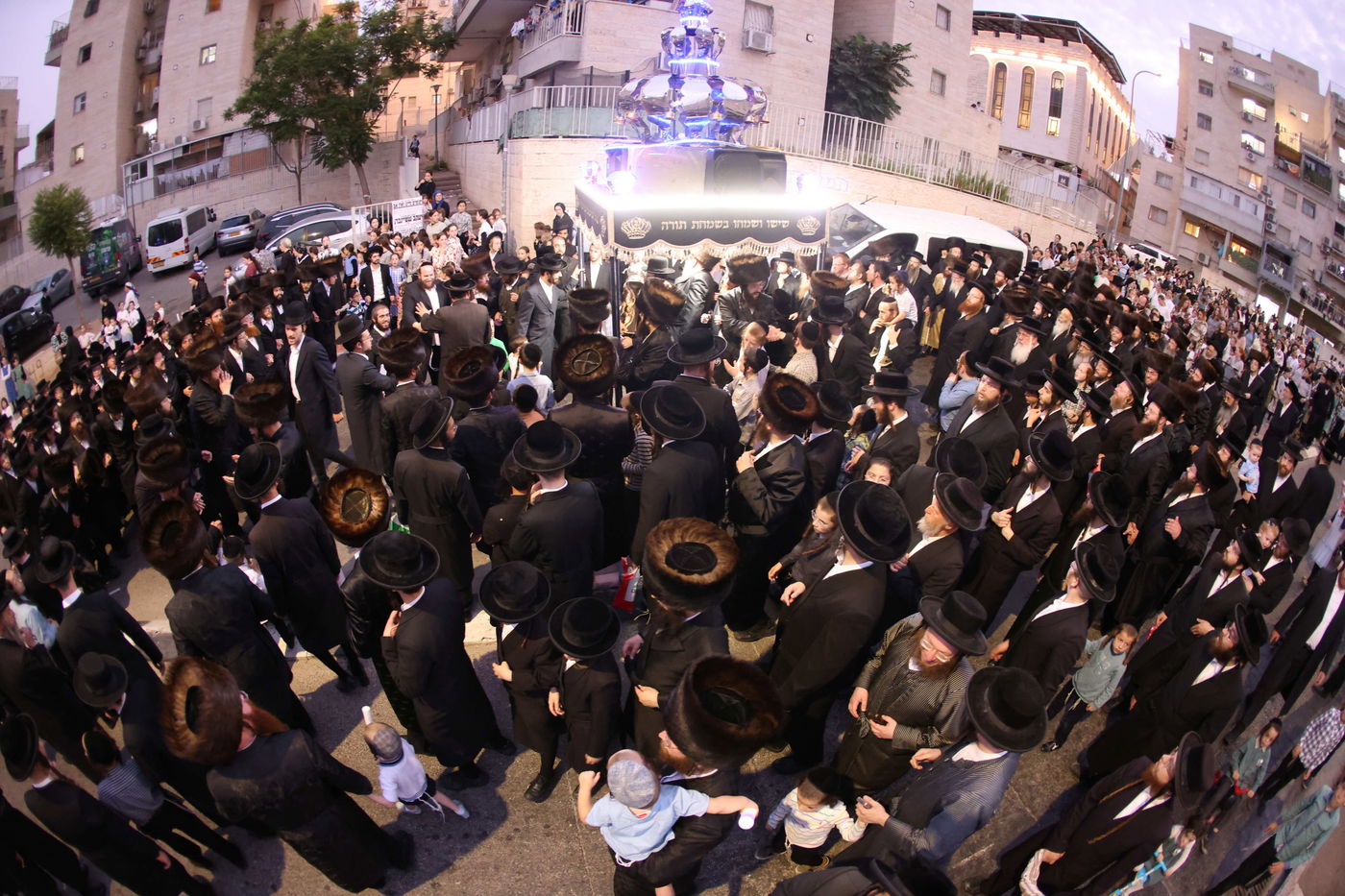 הכנסת ס"ת לביהמ"ד קהל חסידי ירושלים בבית שמש 