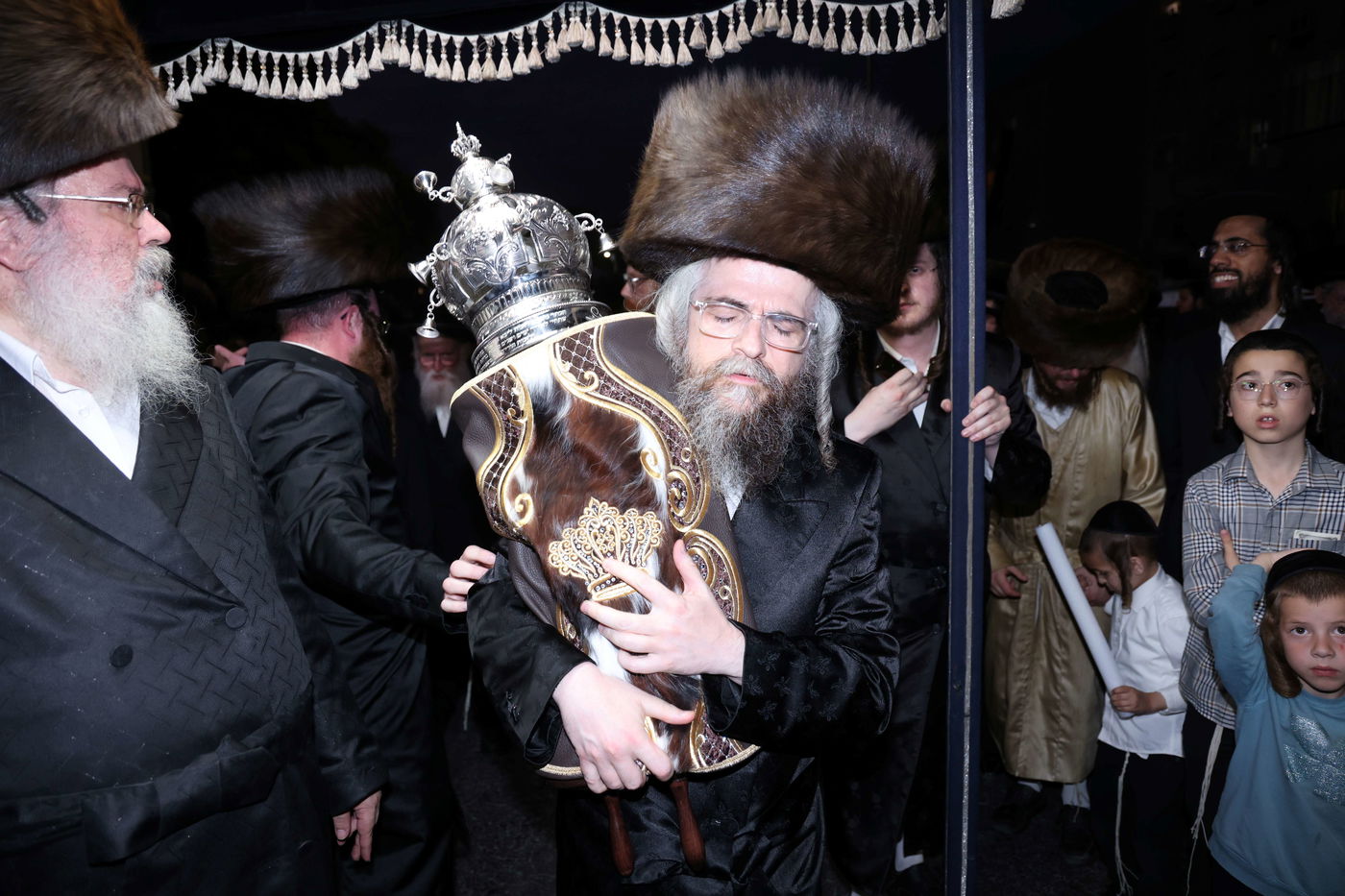 הכנסת ס"ת לביהמ"ד קהל חסידי ירושלים בבית שמש 