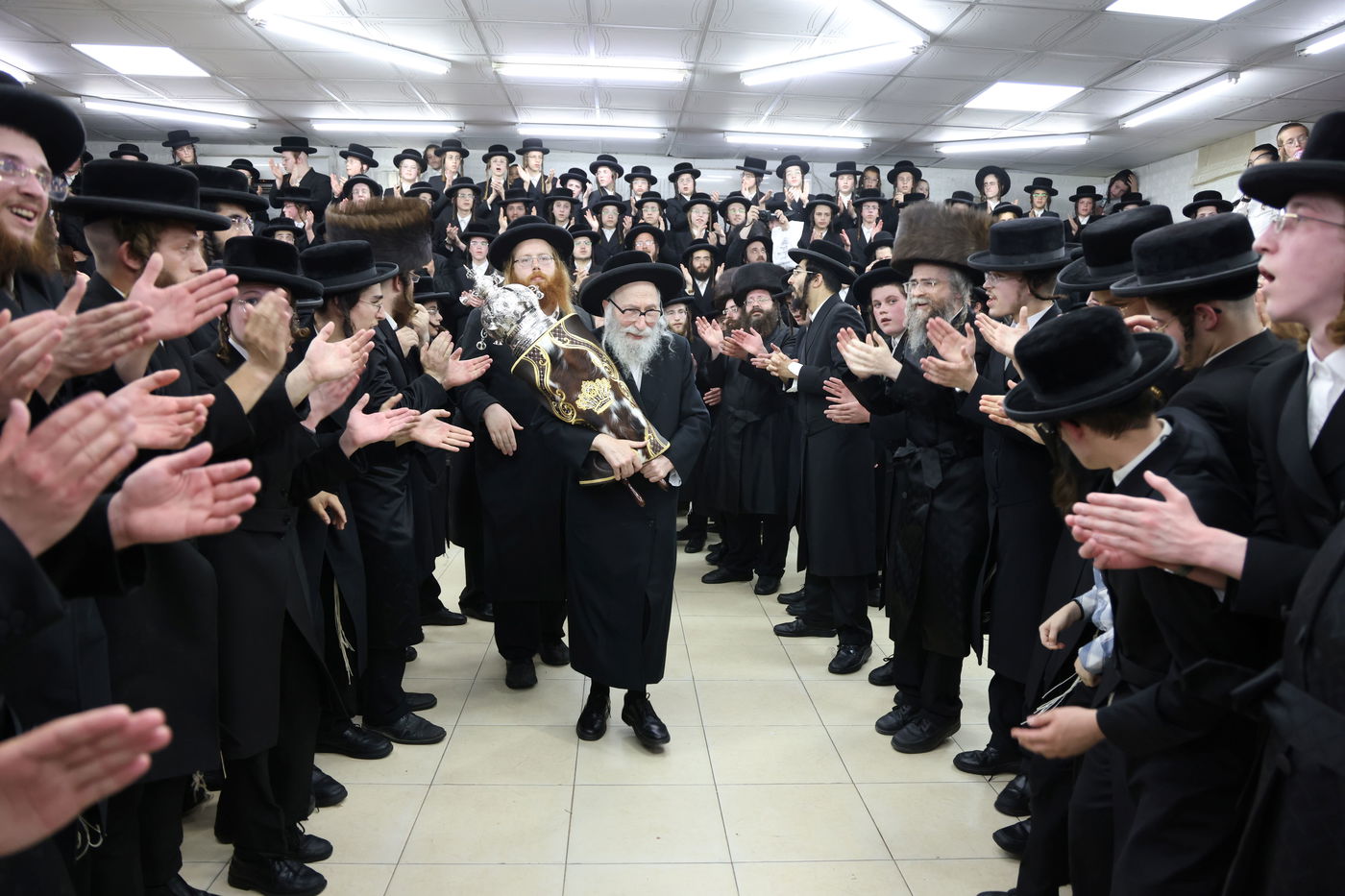 הכנסת ס"ת לביהמ"ד קהל חסידי ירושלים בבית שמש 