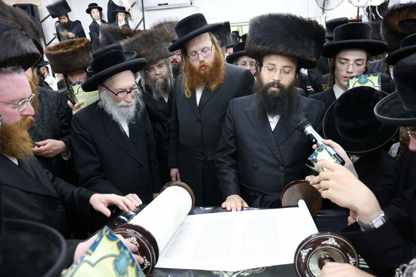 הכנסת ס"ת לביהמ"ד קהל חסידי ירושלים בבית שמש 