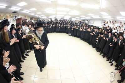 הכנסת ס"ת לביהמ"ד קהל חסידי ירושלים בבית שמש 