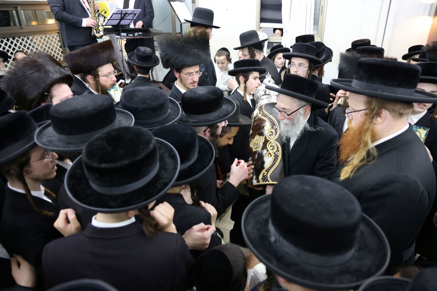 הכנסת ס"ת לביהמ"ד קהל חסידי ירושלים בבית שמש 