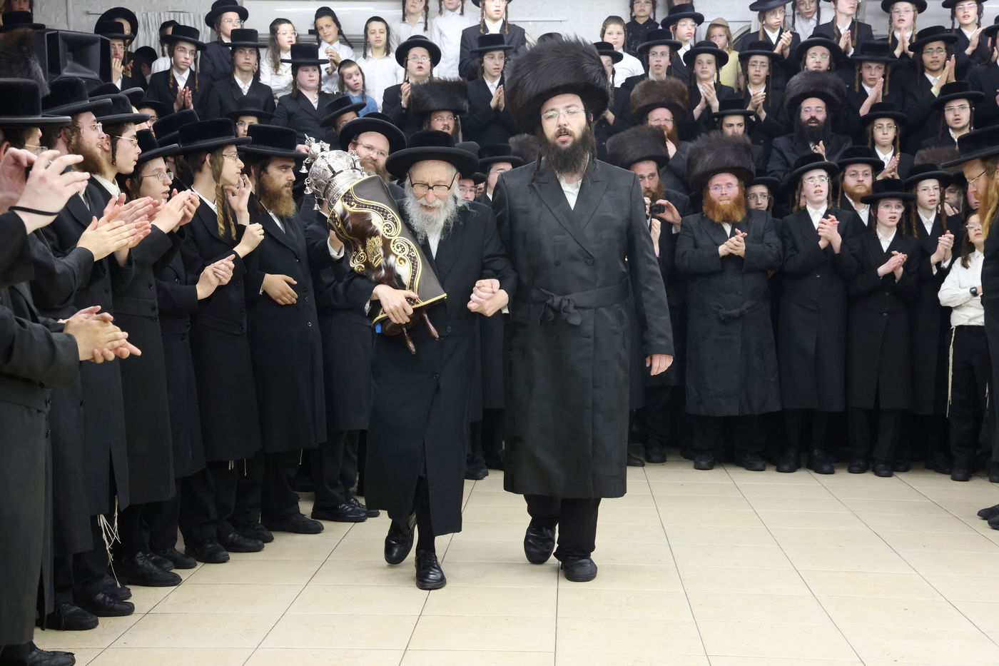 הכנסת ס"ת לביהמ"ד קהל חסידי ירושלים בבית שמש 