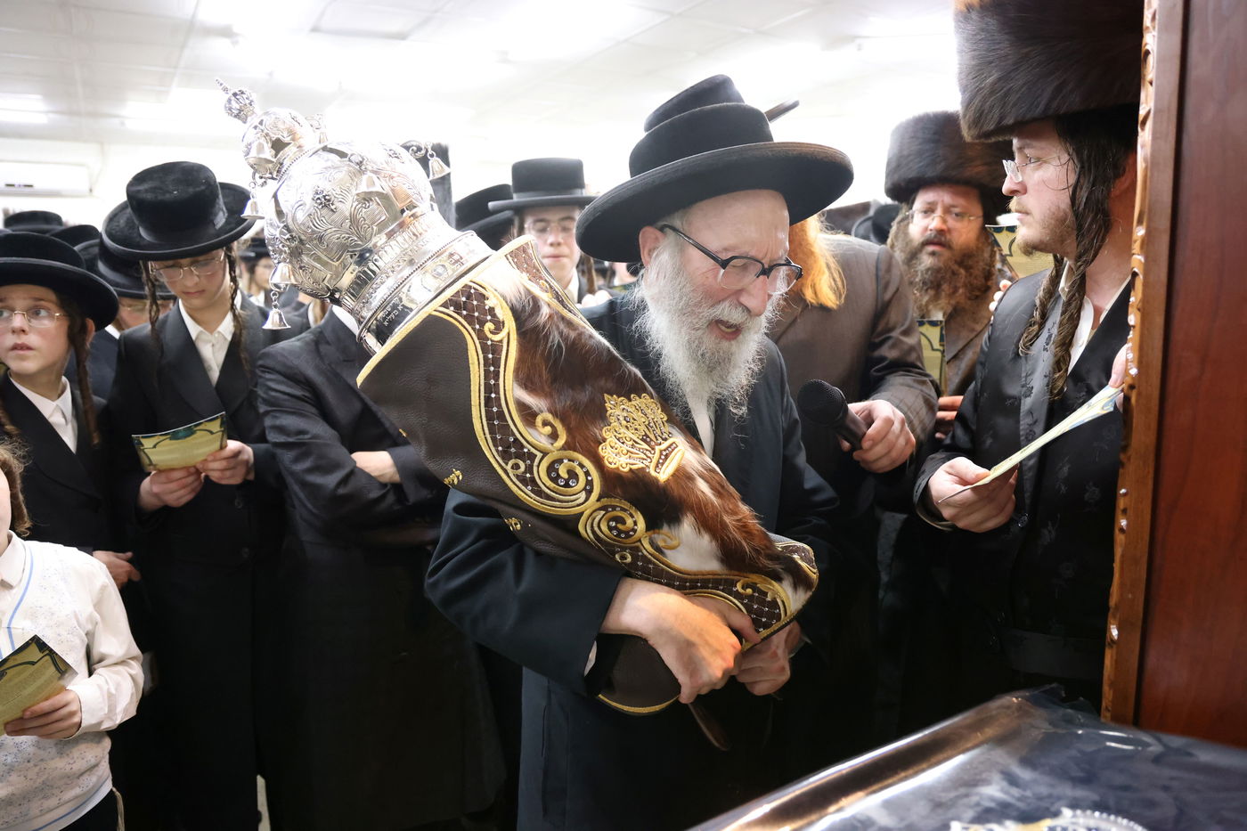 הכנסת ס"ת לביהמ"ד קהל חסידי ירושלים בבית שמש 