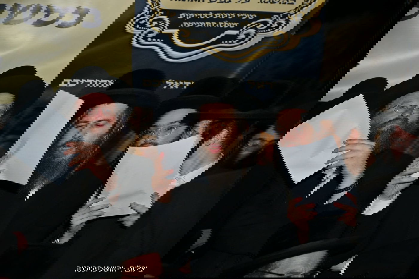 גדולי ישראל בעצרת מול שערי כלא 10