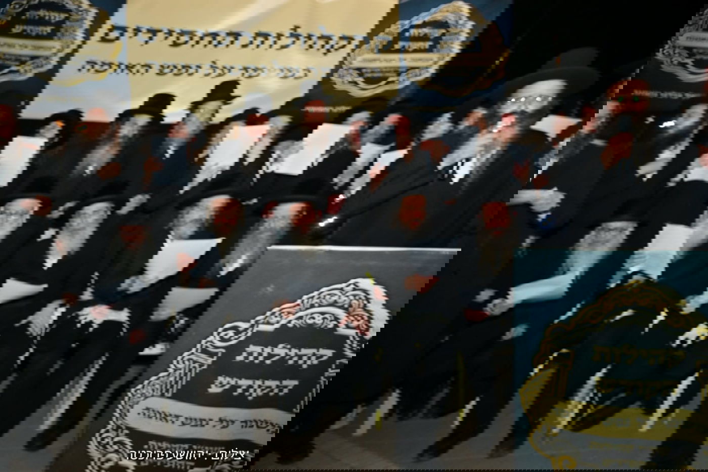 גדולי ישראל בעצרת מול שערי כלא 10