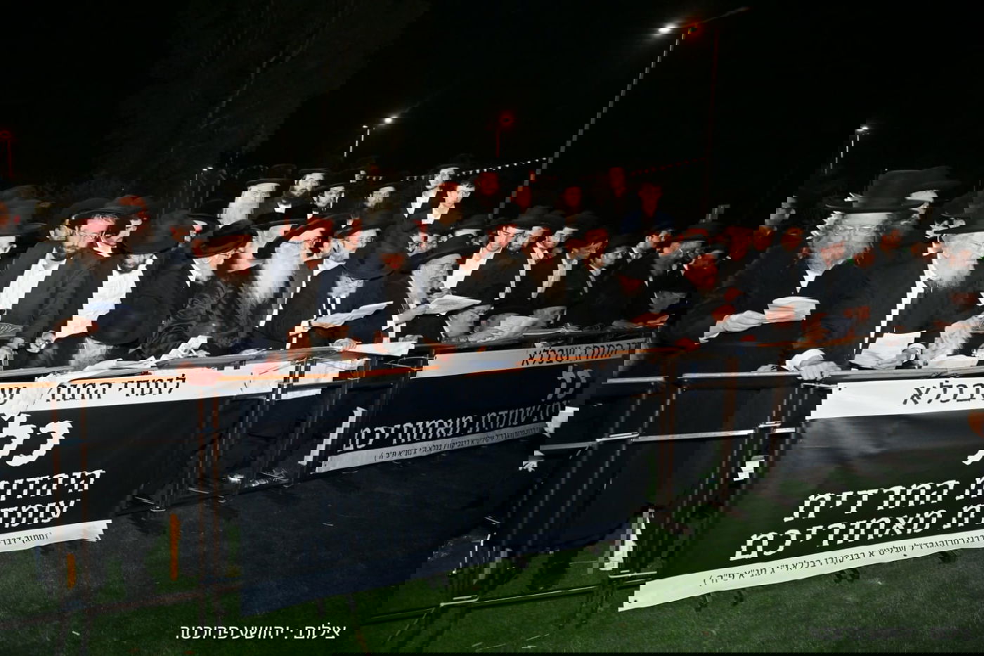 גדולי ישראל בעצרת מול שערי כלא 10