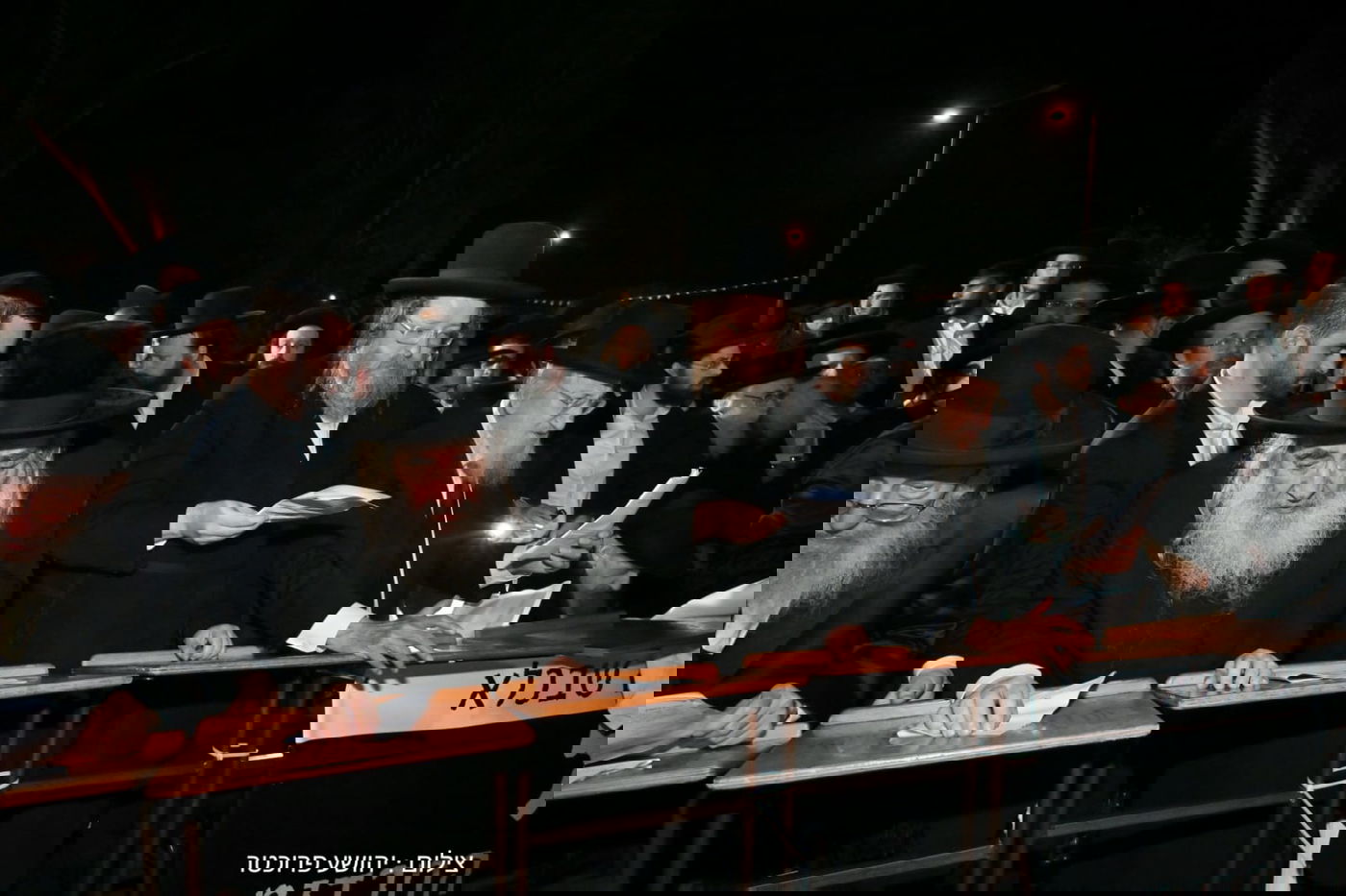 גדולי ישראל בעצרת מול שערי כלא 10