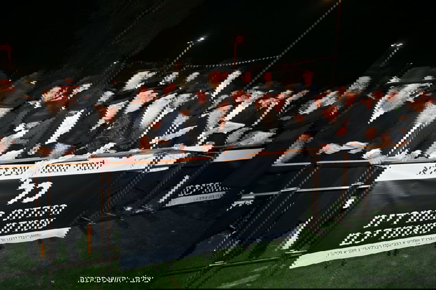 גדולי ישראל בעצרת מול שערי כלא 10