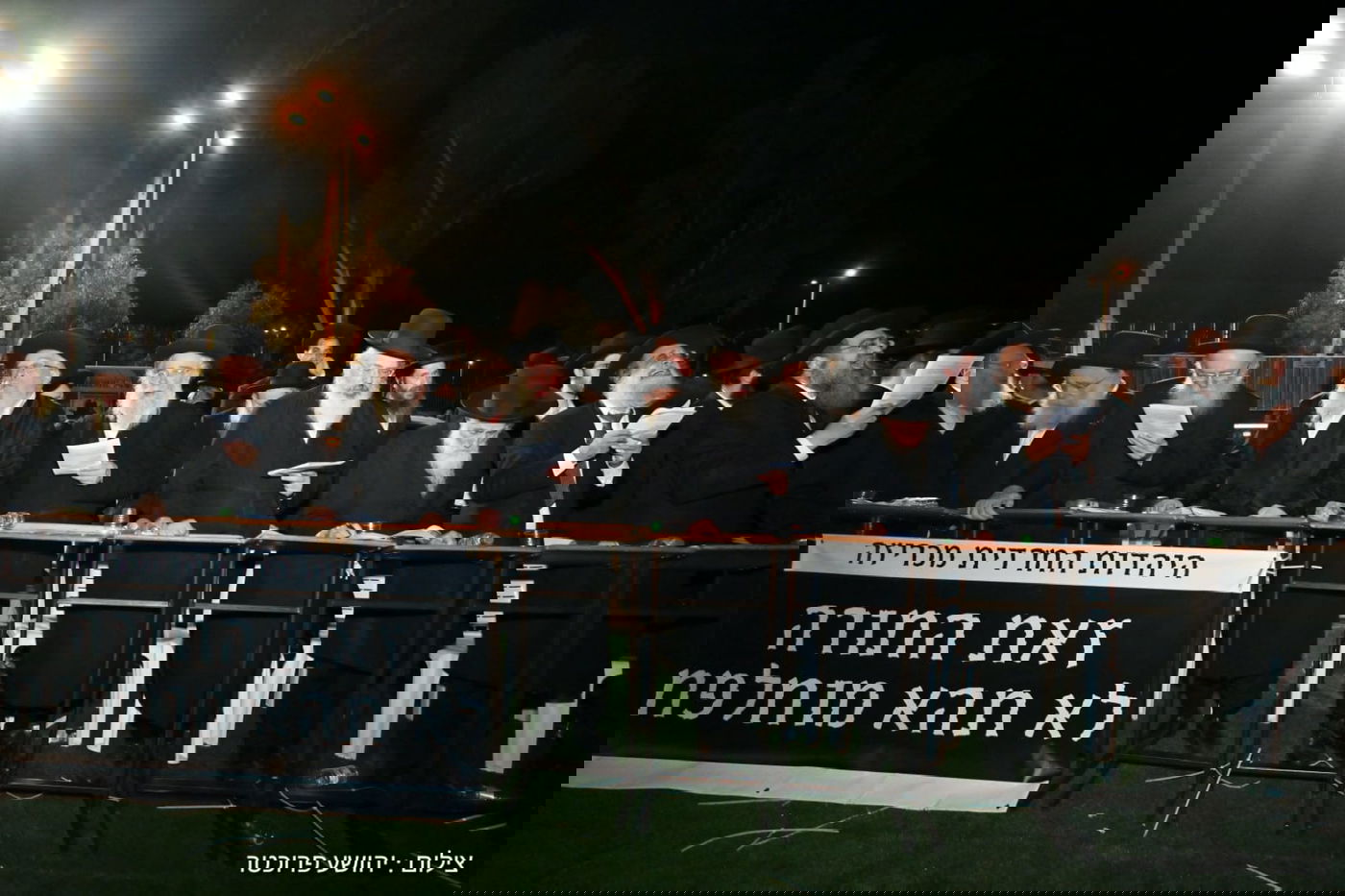 גדולי ישראל בעצרת מול שערי כלא 10