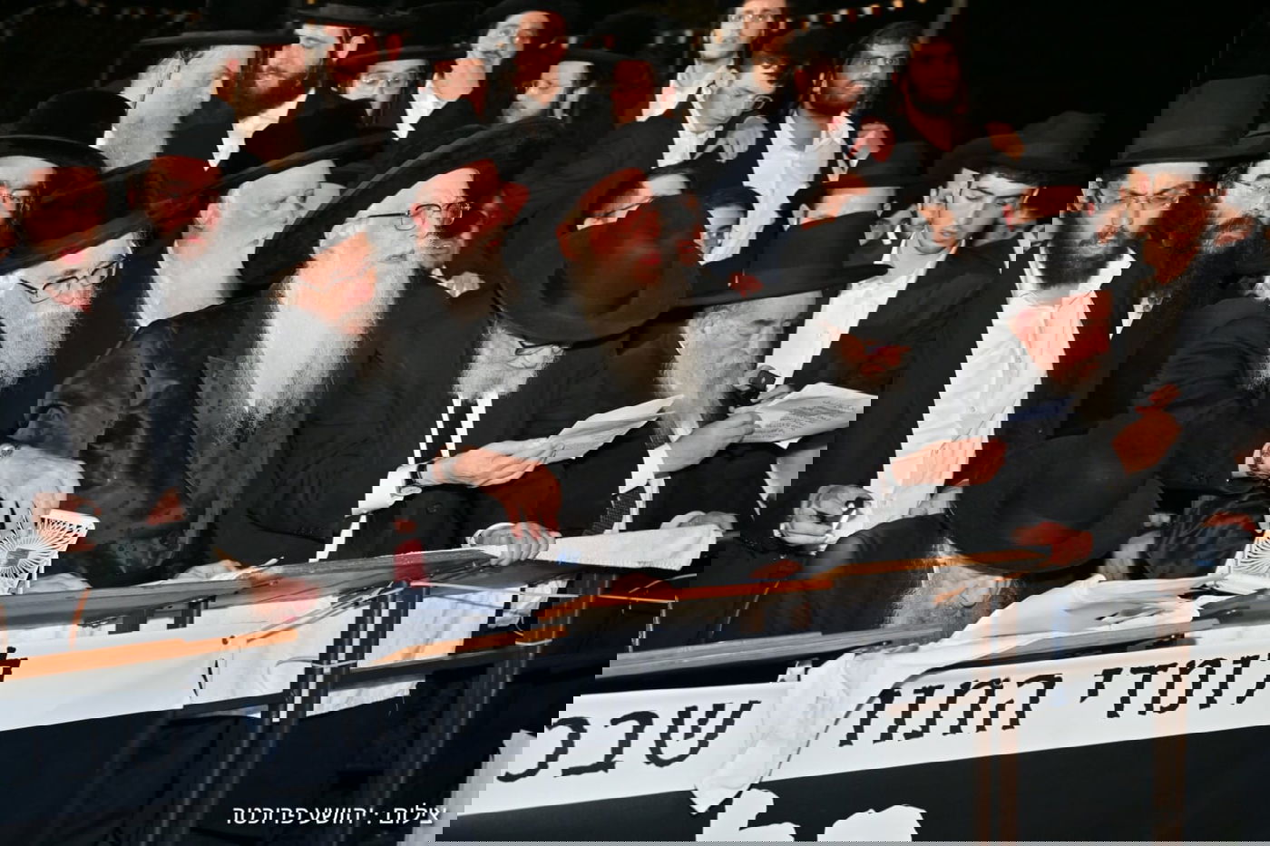 גדולי ישראל בעצרת מול שערי כלא 10