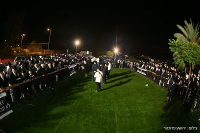 גדולי ישראל בעצרת מול שערי כלא 10