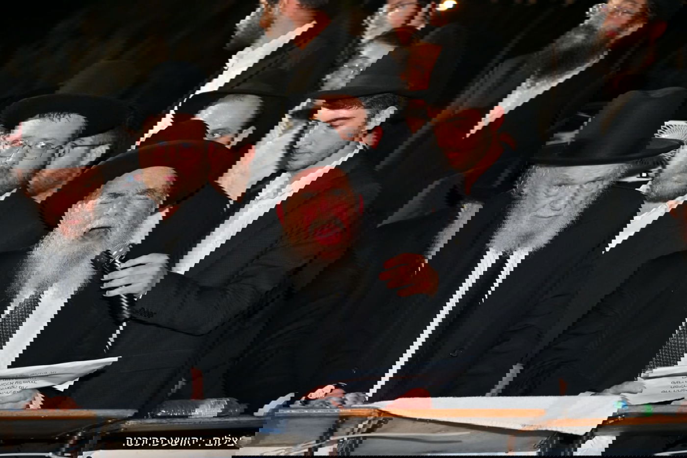 גדולי ישראל בעצרת מול שערי כלא 10