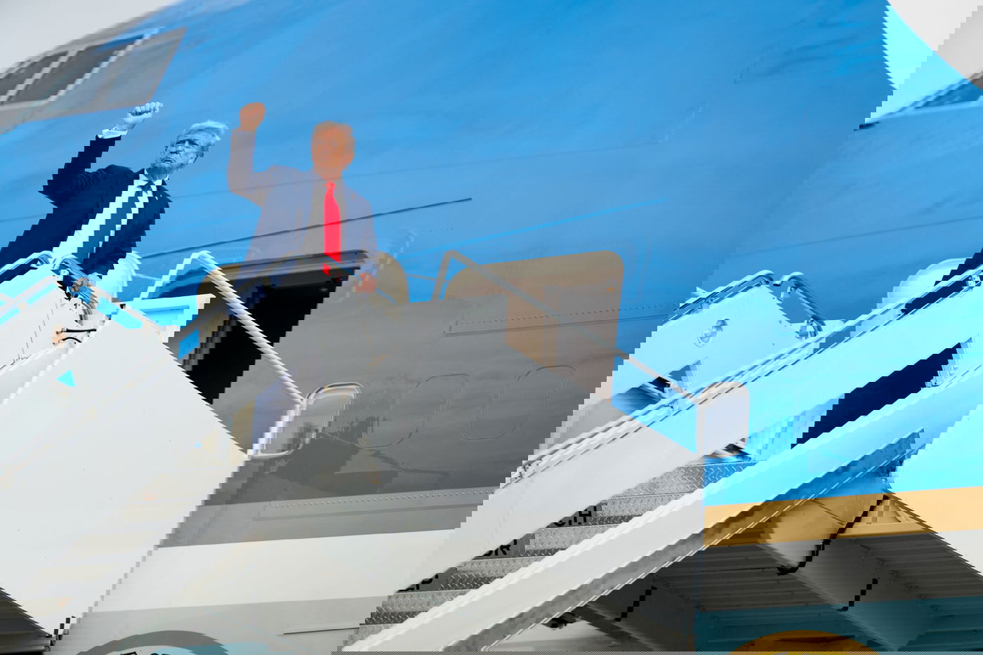 טראמפ ממריא מהבסיס הצבאי באלסקה