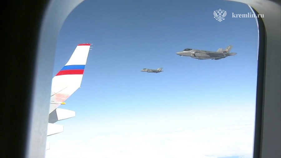 מטוסי חיל האוויר האמריקני מלווים את פוטין