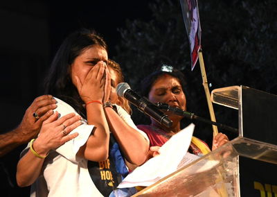 פושפה ג'ושי בכיכר, הערב