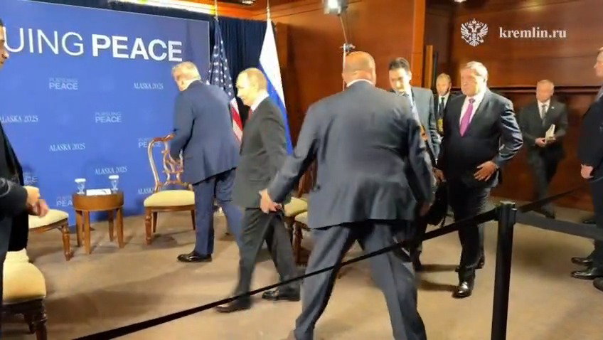 טראמפ ופוטין מתיישבים לפגישה אישית