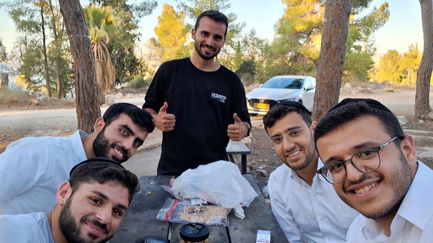 הקעמפ של ישיבת 'אש התלמוד' בכפר הנופש אלמוג למרגלות צפון ים המלח