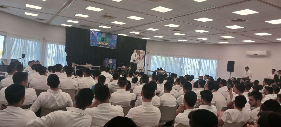 הקעמפ של ישיבת 'אש התלמוד' בכפר הנופש אלמוג למרגלות צפון ים המלח