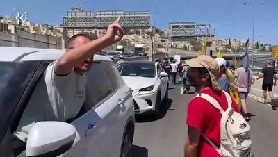 "תתביישו לכם! הילדים שלי בעזה!" | העימות בין הנהג למפגינים בכביש