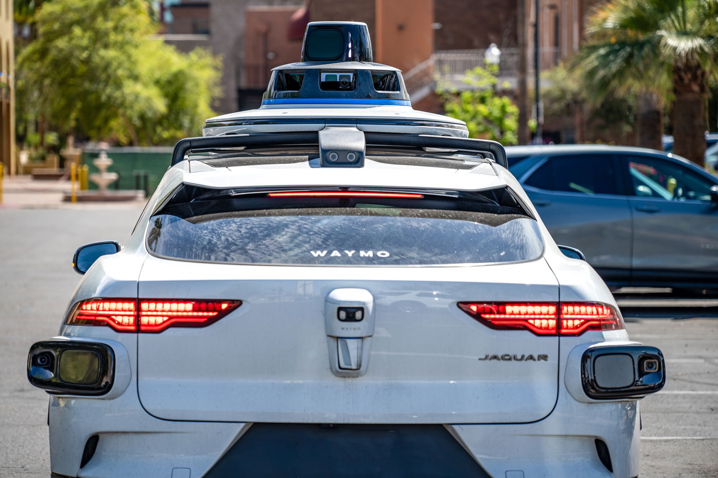 מעדיפה חיישני רדאר וליידאר. Waymo