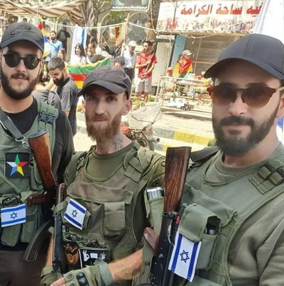 דרוזים בסוריה עם מדים ופאוצ'ים של דגל ישאל