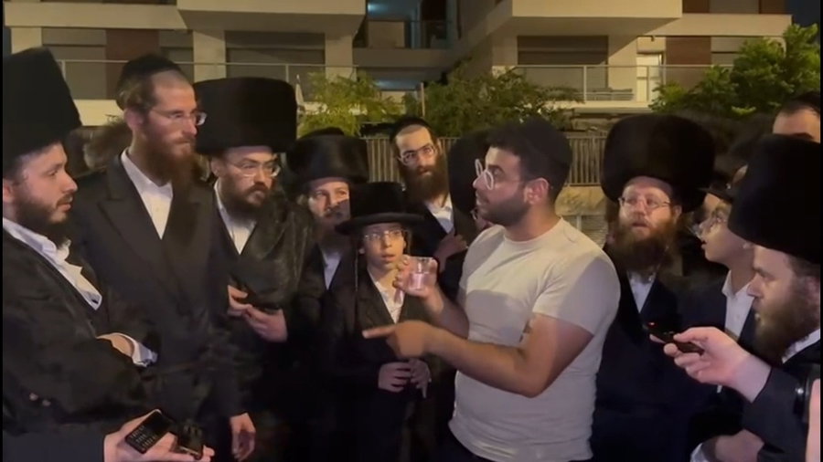 הבחור מאיר יונה מתקבל בשירה וריקודים ומשחזר את המעצר, הכליאה והשחרור