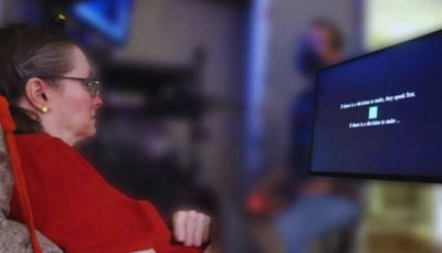 אחת המשתתפות בניסוי באמצע התהליך בו מחשבותיה תורגמו למשפט על המסך