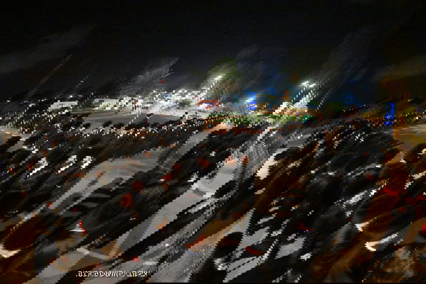 ההמונים בעצרת מחאת קהילות החסידים בשערי כלא 10