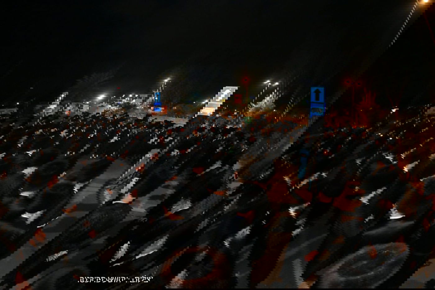 ההמונים בעצרת מחאת קהילות החסידים בשערי כלא 10