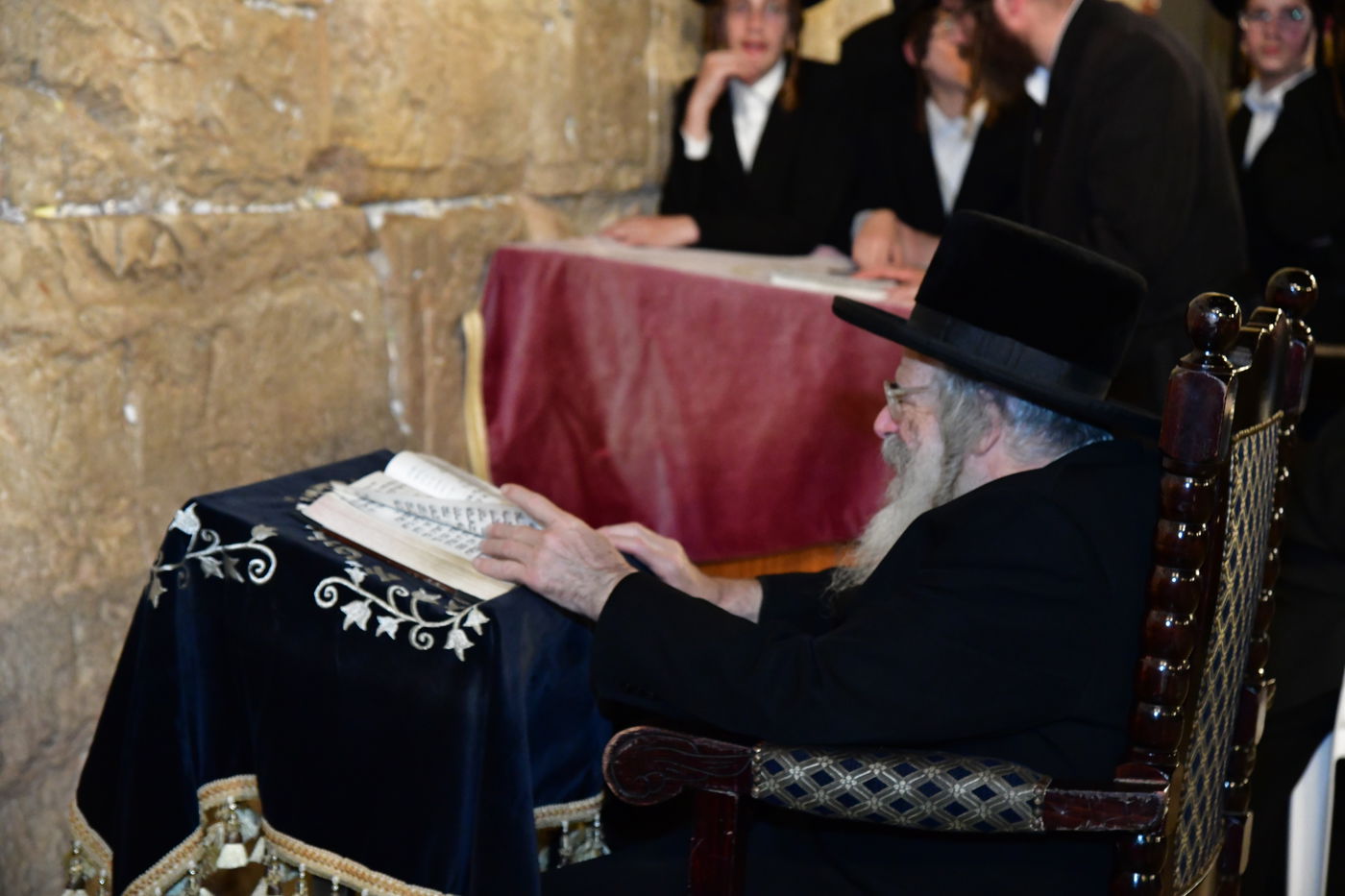 האדמו"ר מחוג חתם סופר בתפילה ע"י הכותל המערבי