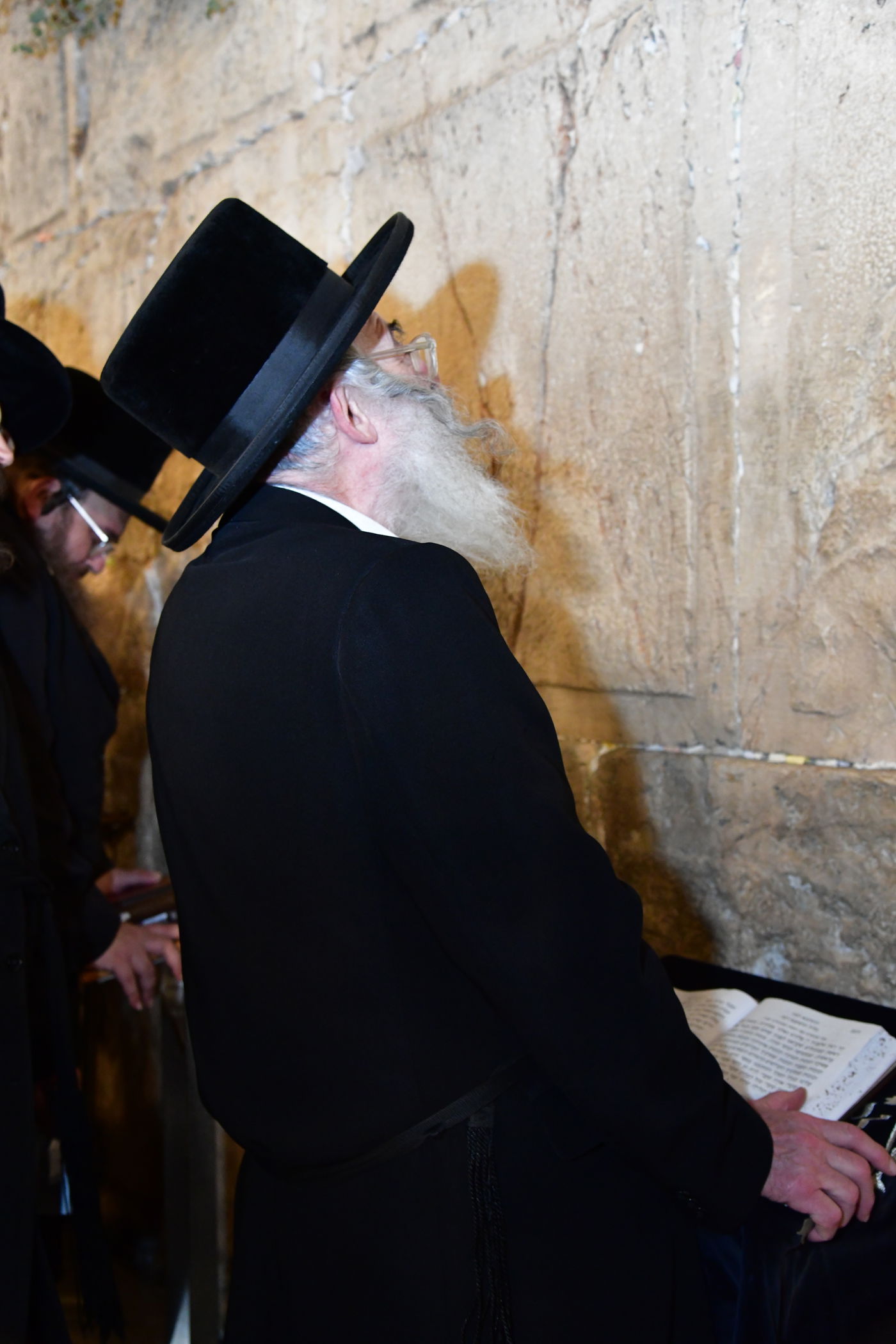 האדמו"ר מחוג חתם סופר בתפילה ע"י הכותל המערבי