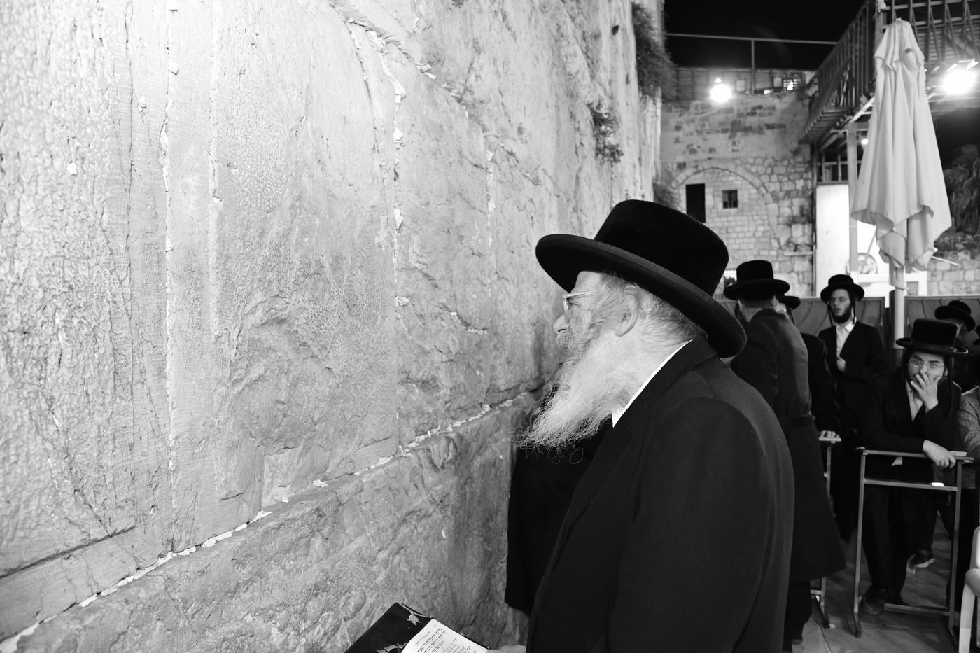 האדמו"ר מחוג חתם סופר בתפילה ע"י הכותל המערבי