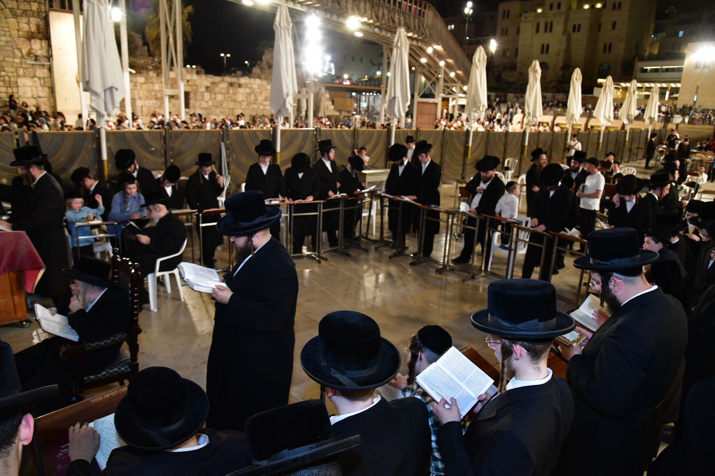 האדמו"ר מחוג חתם סופר בתפילה ע"י הכותל המערבי