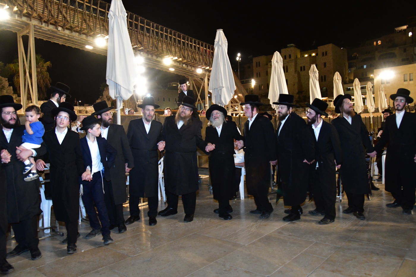 האדמו"ר מחוג חתם סופר בתפילה ע"י הכותל המערבי