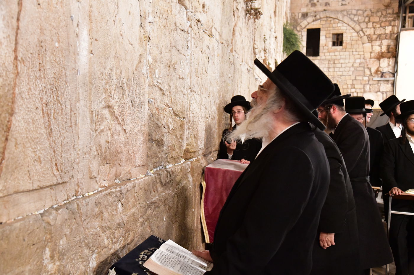 האדמו"ר מחוג חתם סופר בתפילה ע"י הכותל המערבי