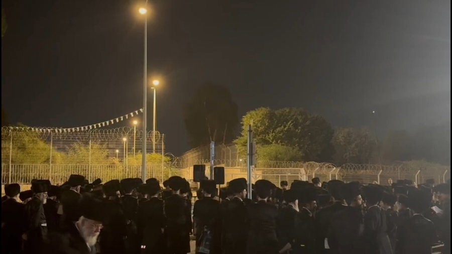 נאומי ראש ישיבת חידושי הרי"ם הגאון ר' חיים ישראל אברמצ'יק והגאון החסיד ר' יוסף צבי אקשטיין, מרבני חסידות גור בבני ברק בעצרת