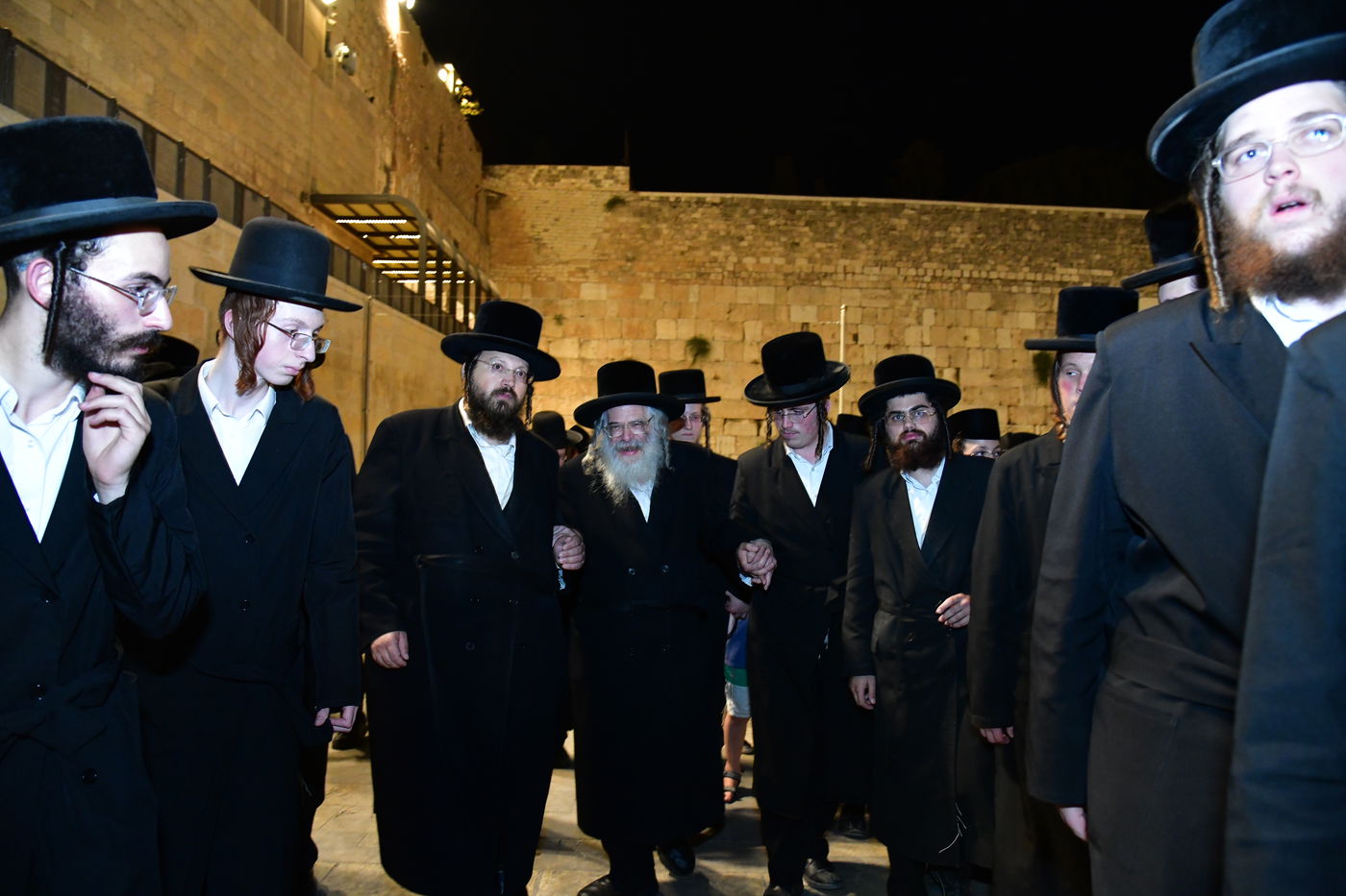 האדמו"ר מחוג חתם סופר בתפילה ע"י הכותל המערבי