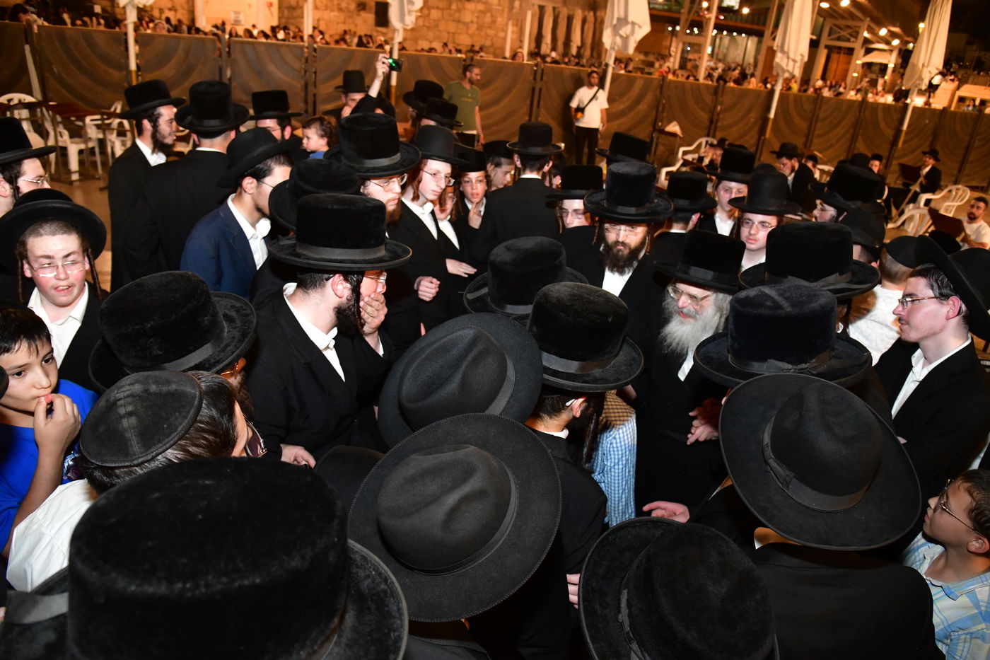 האדמו"ר מחוג חתם סופר בתפילה ע"י הכותל המערבי