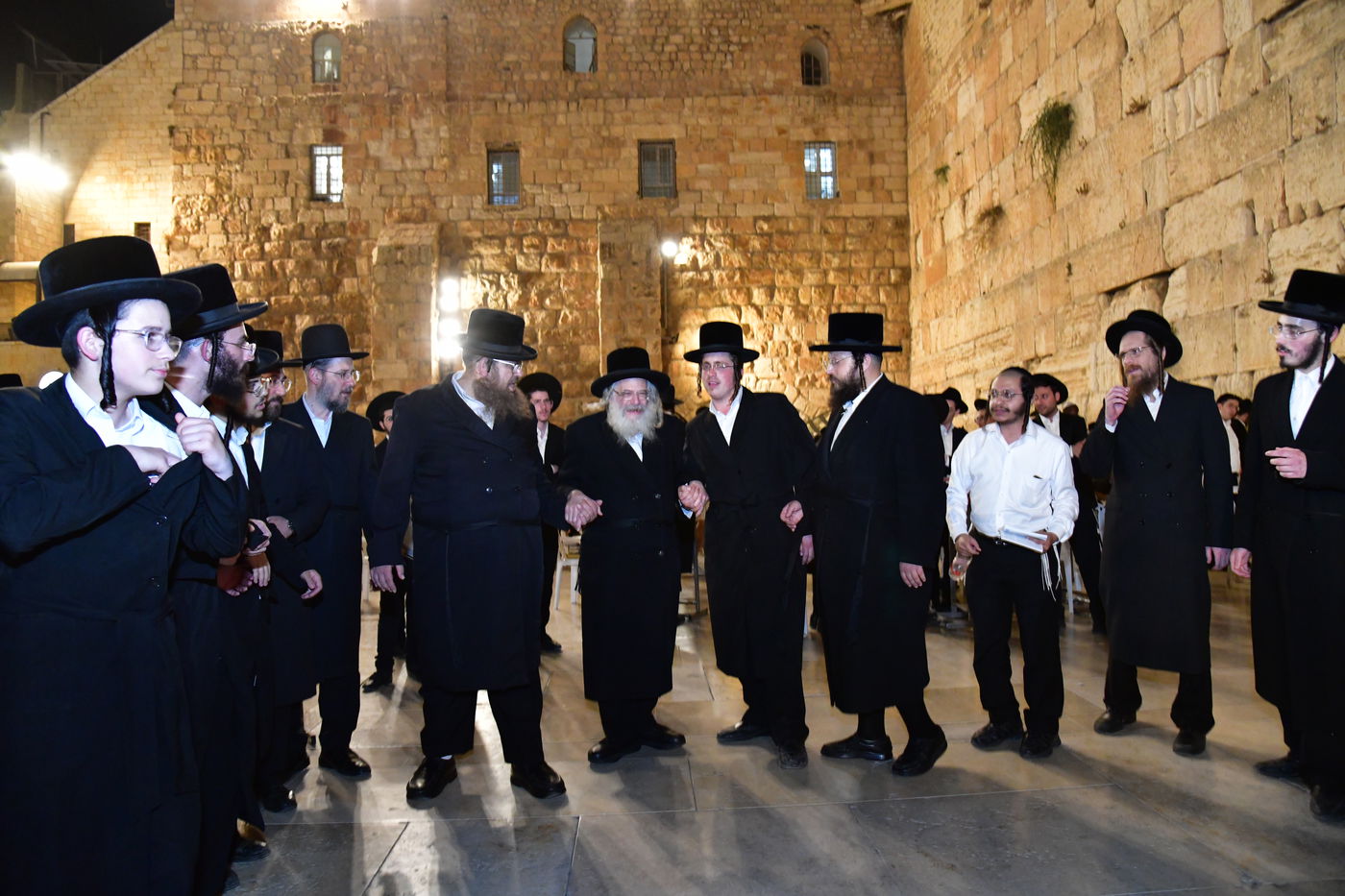 האדמו"ר מחוג חתם סופר בתפילה ע"י הכותל המערבי