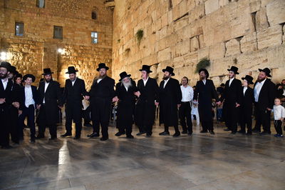 האדמו"ר מחוג חתם סופר בתפילה ע"י הכותל המערבי