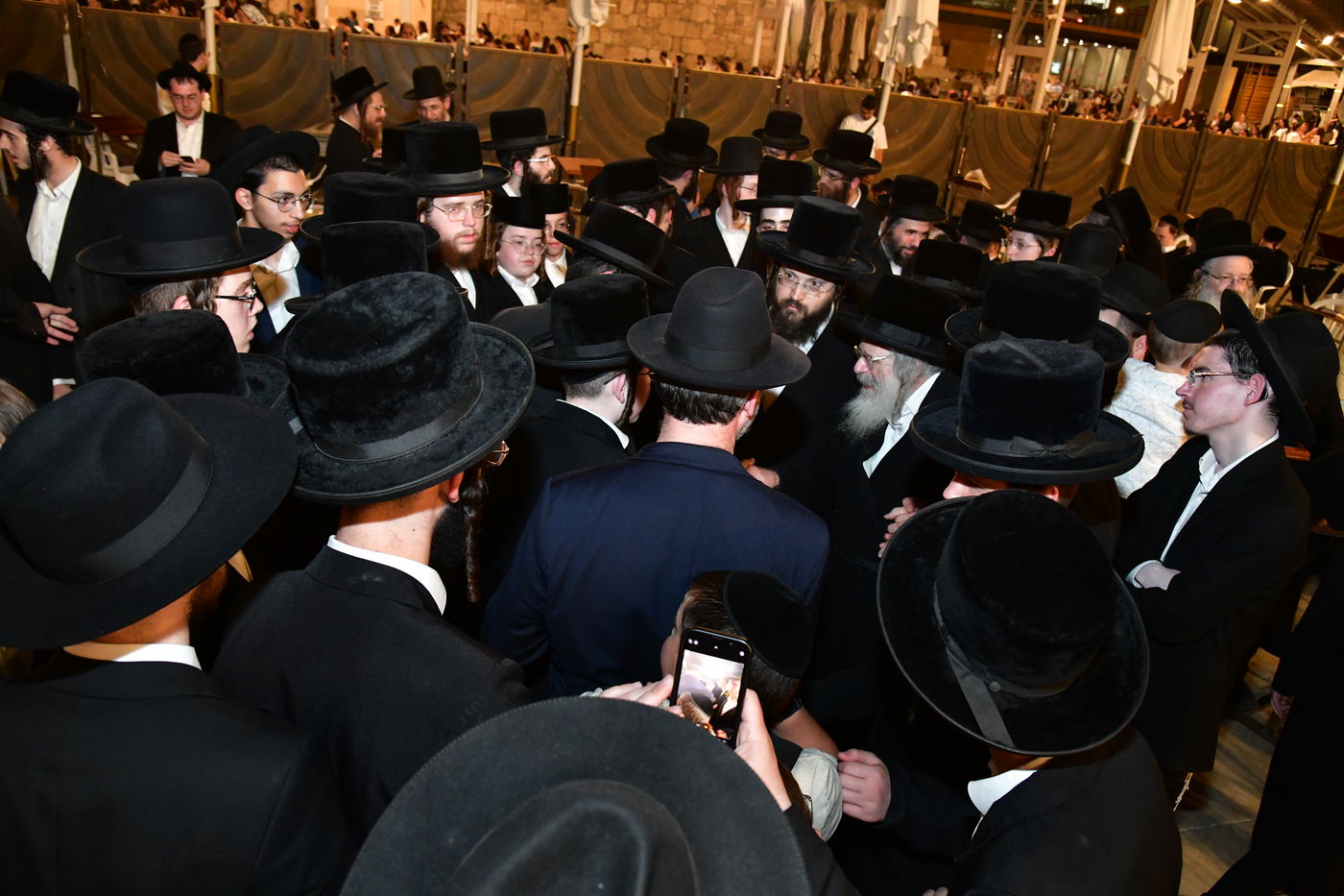 האדמו"ר מחוג חתם סופר בתפילה ע"י הכותל המערבי