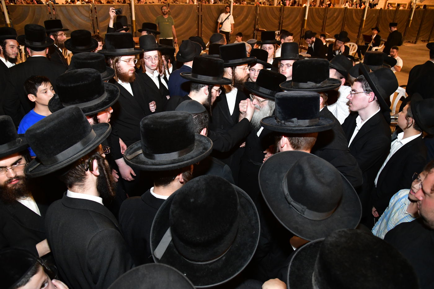 האדמו"ר מחוג חתם סופר בתפילה ע"י הכותל המערבי