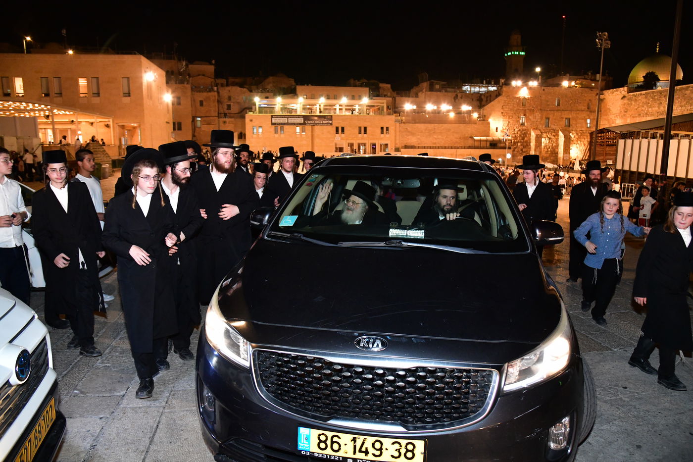 האדמו"ר מחוג חתם סופר בתפילה ע"י הכותל המערבי