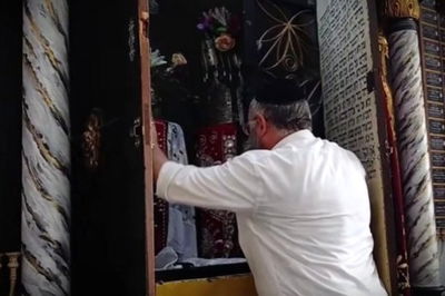 תיעוד נדיר: פתיחת ארון הקודש העתיק שנפתח רק שלוש פעמים בשנה | צפו
