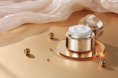 כולנו מורחות קרם פנים ומצפות לעור זוהר ורענן